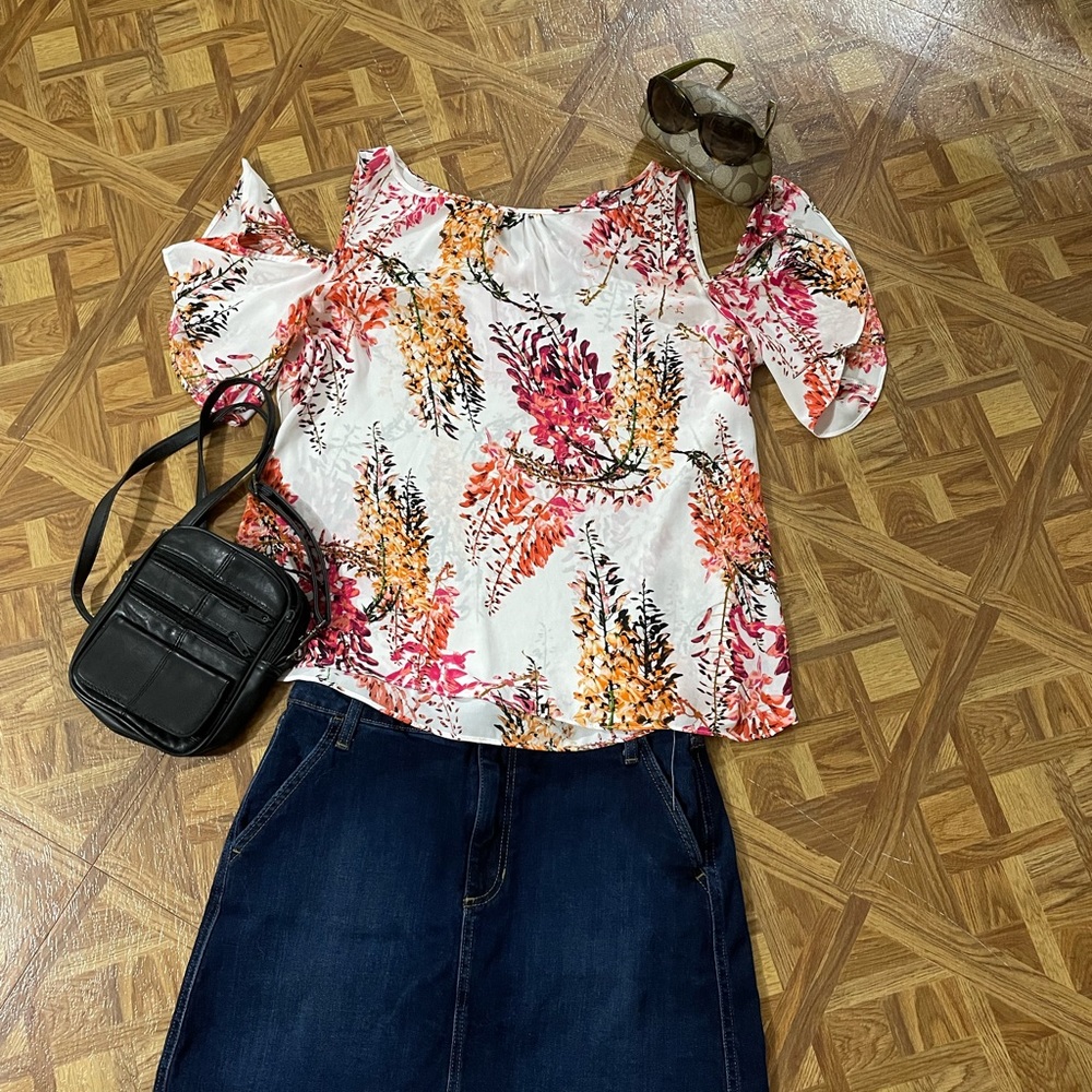 Very pretty gently worn worn Worthington blouse